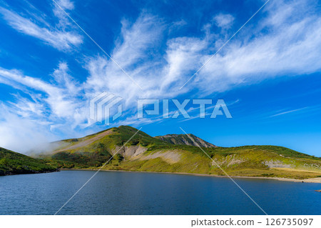 [Mountain material] Hakuba Oike Pond in early autumn [Nagano Prefecture] 126735097