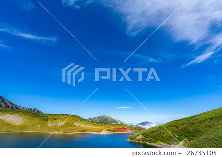 [Mountain material] Hakuba Oike Pond in early autumn [Nagano Prefecture] 126735105