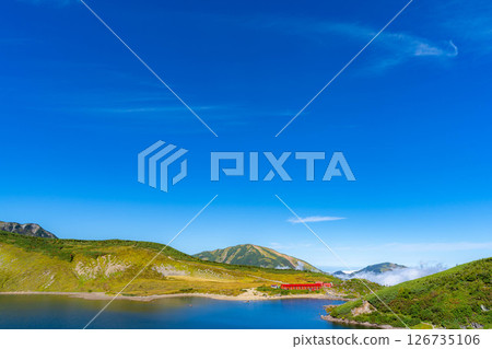 [Mountain material] Hakuba Oike Pond in early autumn [Nagano Prefecture] 126735106
