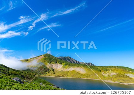 [Mountain material] Hakuba Oike Pond in early autumn [Nagano Prefecture] 126735107