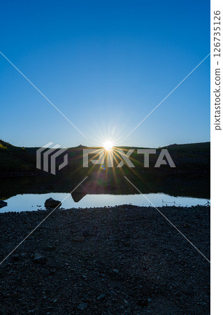 [Mountain material] Sunrise at Hakuba Oike Pond [Nagano Prefecture] 126735126