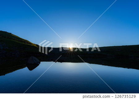 [Mountain material] Sunrise at Hakuba Oike Pond [Nagano Prefecture] 126735129
