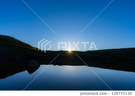 [Mountain material] Sunrise at Hakuba Oike Pond [Nagano Prefecture] 126735130