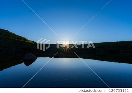 [Mountain material] Sunrise at Hakuba Oike Pond [Nagano Prefecture] 126735131