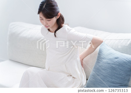 患有背痛的年輕孕婦 126735313