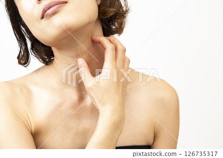 患有頸部搔癢的女人 患有頸部搔癢的女人 126735317