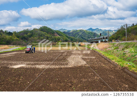 [View of the scenery along the Shinonoi Line from the Zenkoji Highway] Fields and trains [Omi Village, Higashichikuma District] 126735538