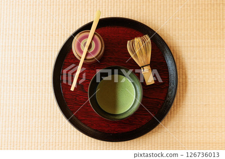 托盤上的抹茶和茶具 126736013
