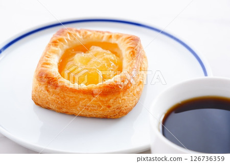 享受一杯咖啡休息時間,品嚐由大量煮蘋果製成的美味“蘋果丹麥”和現煮咖啡。 享受一杯咖啡休息時間,品嚐由大量煮蘋果製成的美味“蘋果丹麥”和現煮咖啡。 126736359