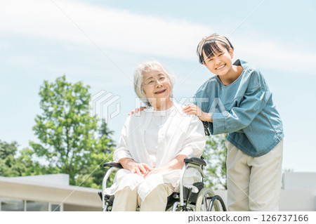 坐輪椅的老年婦女、祖母和孫女來訪 坐輪椅的老年婦女、祖母和孫女來訪 126737166