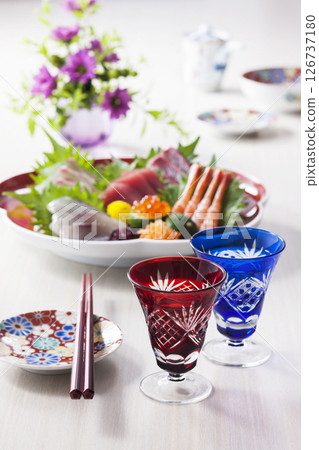 Sake and 6 kinds of sashimi 126737180