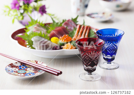清酒和6種生魚片 清酒和6種生魚片 126737182