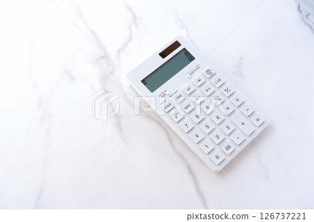 白色桌子上的白色計算器 白色桌子上的白色計算器 126737221