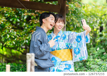 穿著浴衣的情侶用智慧型手機自拍 126737233