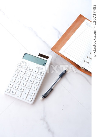 使用計算器和筆記本在辦公桌前工作的圖片 126737482