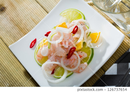 Shrimp ceviche with lime, mandarine and chili pepper 126737654