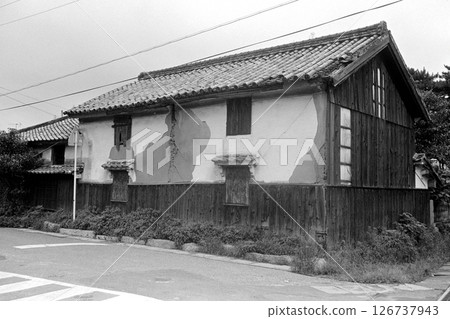室關會商遺址。白牆倉庫（山口縣光市室住，約1980年） 126737943