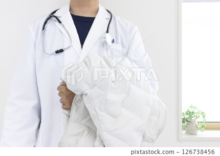 手持羽絨外套的醫生影像（日本人、男性、無臉、30多歲） 126738456