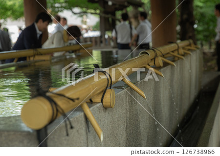 [Japan] Water dripping from a bamboo tube at the Chozuya (purification fountain) at Yasukuni Shrine in Chiyoda Ward, Tokyo 126738966