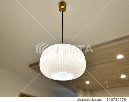 圓形吊燈懸掛在天花板上 126739276
