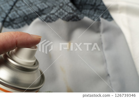 Stain removal: Remove soy sauce stains from a kimono by tapping them off Stain removal: Remove soy sauce stains from a kimono by tapping them off 126739346