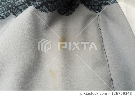 去污：輕輕拍打，去除和服上的醬油污漬 126739348