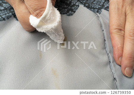 Stain removal: Remove soy sauce stains from a kimono by tapping them off 126739350