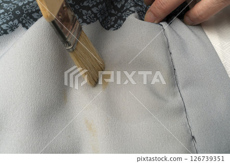 Stain removal: Remove soy sauce stains from a kimono by tapping them off 126739351