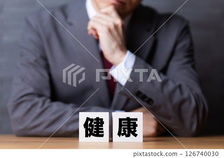 一位穿著西裝、擔心健康的中年男性商人 一位穿著西裝、擔心健康的中年男性商人 126740030