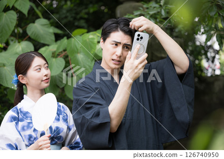 一個自戀的男朋友,即使穿著浴衣約會也只關心自己的外表,而他的女朋友對他感到厭煩。一點小爭吵 一個自戀的男朋友,即使穿著浴衣約會也只關心自己的外表,而他的女朋友對他感到厭煩。一點小爭吵 126740950