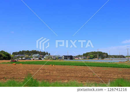 漂浮在藍天上的雲彩 漂浮在藍天上的雲彩 126741216