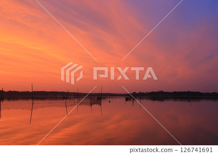 Morning glow reflected on the water surface 126741691