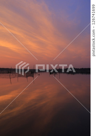 晨光反映在水面上 126741699