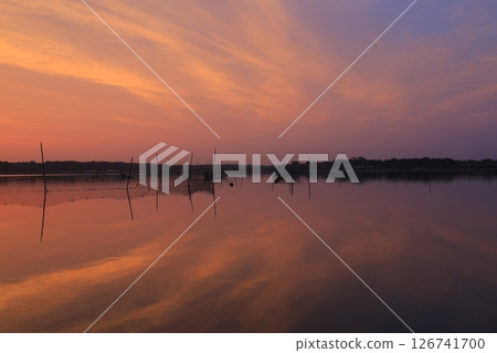 晨光反映在水面上 126741700