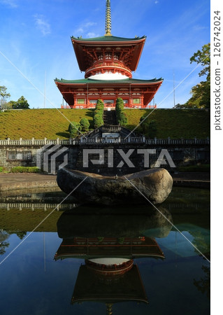 Landscape with autumn leaves 126742024