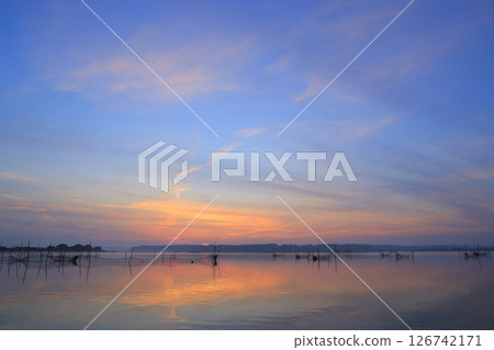 Morning glow reflected on the water surface 126742171