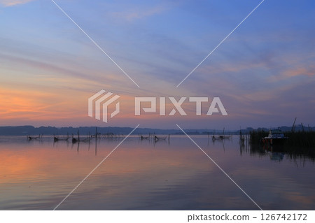 Morning glow reflected on the water surface 126742172