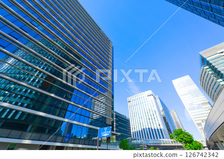 [神奈川縣] 5月 - 新高島站周圍的城市景觀，摩天大樓和塔樓公寓林立。 126742342