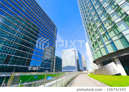 [神奈川縣] 5月 - 新高島站周圍的城市景觀，摩天大樓和塔樓公寓林立。 126742345