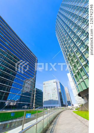 [神奈川縣] 5月 - 新高島站周圍的城市景觀，摩天大樓和塔樓公寓林立。 126742346