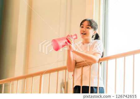 一名身穿運動服的女學生在體育館裡用擴音器歡呼（加油，加油，加油，加油） 126742655