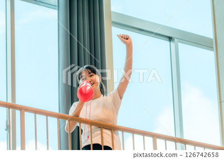 一名身穿運動服的女學生在體育館裡用擴音器歡呼（加油，加油，加油，加油） 126742658