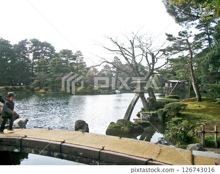 Kishin lantern and Rainbow Bridge at Kasumigaike Pond in Kanazawa, Ishikawa Prefecture Kishin lantern and Rainbow Bridge at Kasumigaike Pond in Kanazawa, Ishikawa Prefecture 126743016