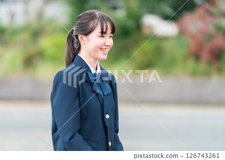 校園裡穿著校服的國中、高中和小學女生 126743261