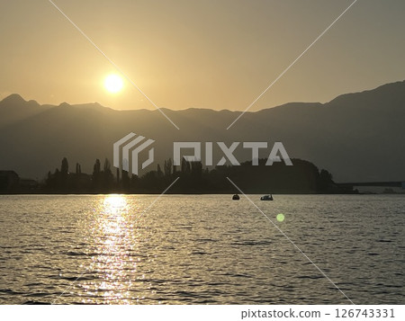 湖上的日落和天鵝 126743331