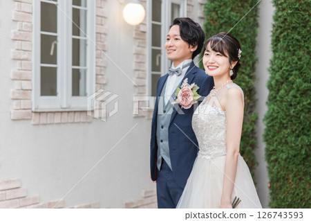 新娘和新郎在婚禮場地的花園舉行婚禮(花園婚禮) 新娘和新郎在婚禮場地的花園舉行婚禮(花園婚禮) 126743593