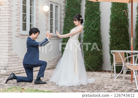 一位身穿婚紗的亞洲女性拒絕求婚/取消訂婚 126743612