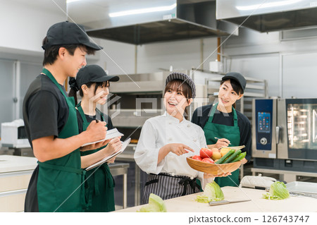 在廚師研討會/學習會上授課的女講師（食品協調員/註冊營養師） 126743747