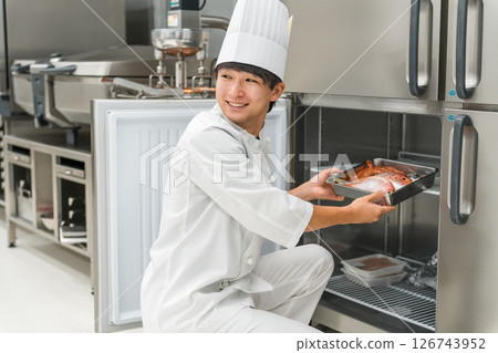 一位身穿廚師服的男廚師從冰箱取出食材 126743952