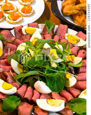 大型拼盤派對菜單:烤牛肉 大型拼盤派對菜單:烤牛肉 126743995